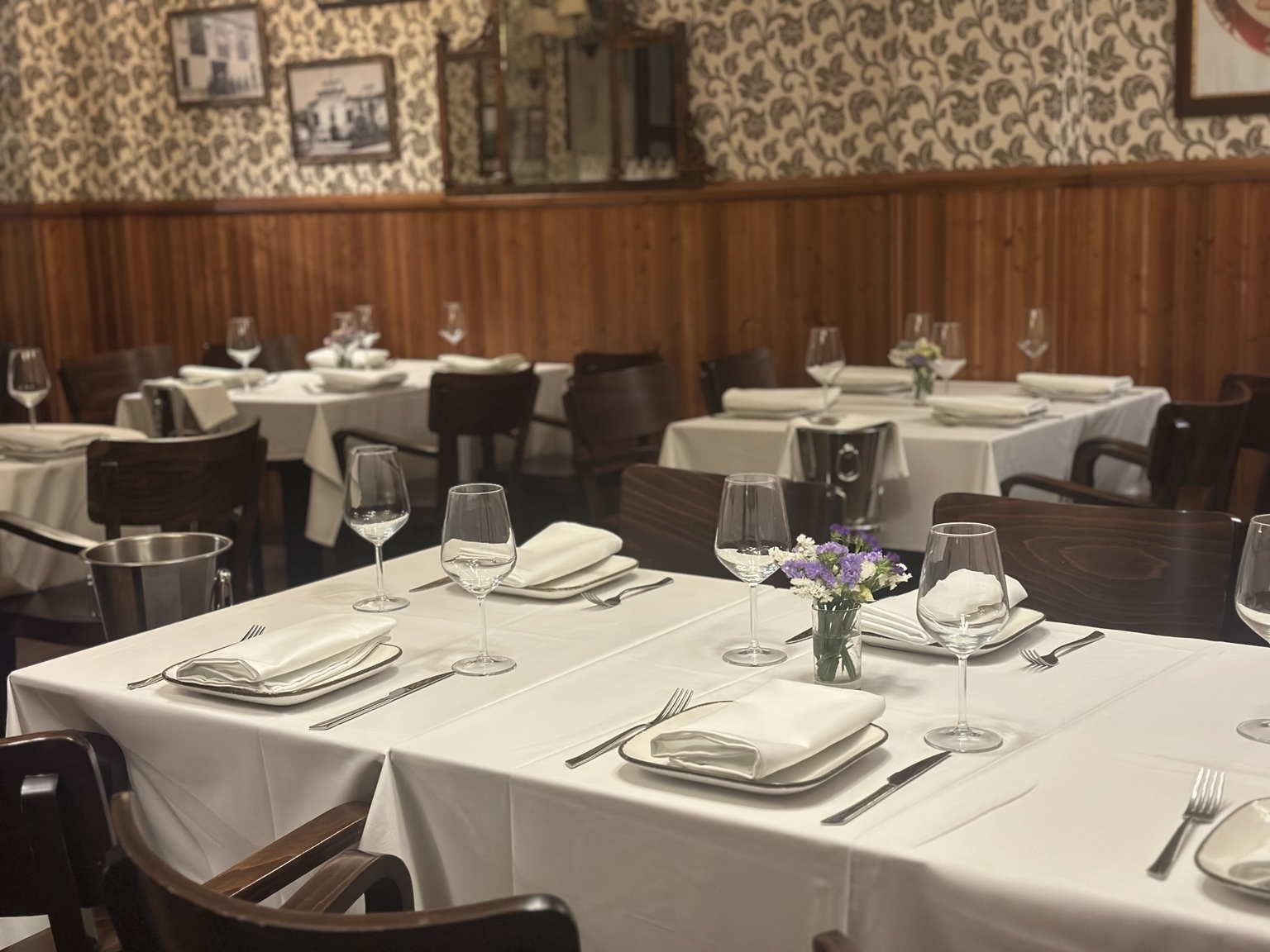 Comedor de Plaza 30 con mesas vestidas y copas