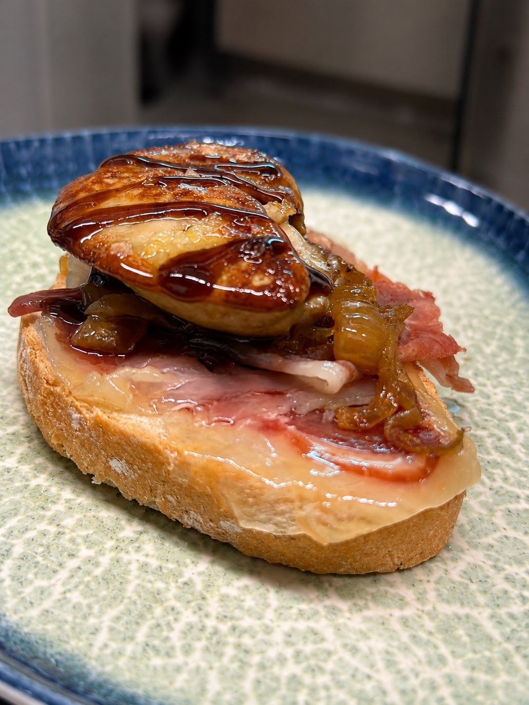 Tosta de foie caliente, jamón ibérico y cebolla caramelizada