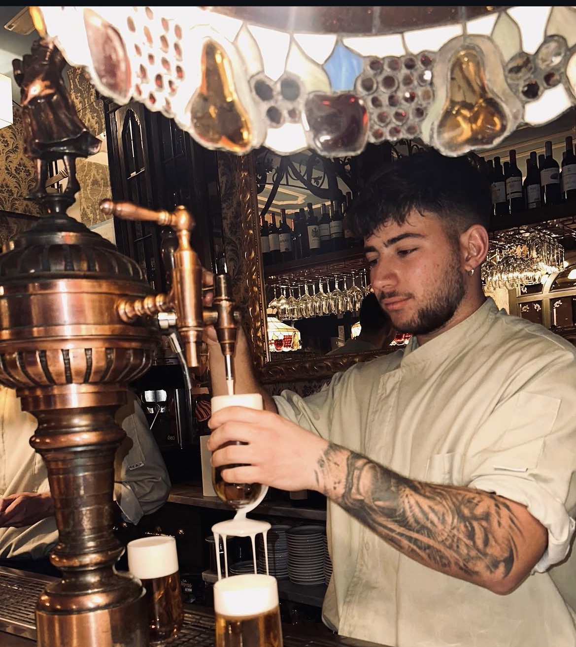 Nuestro equipo sirviendo cerveza en la barra de Plaza 30