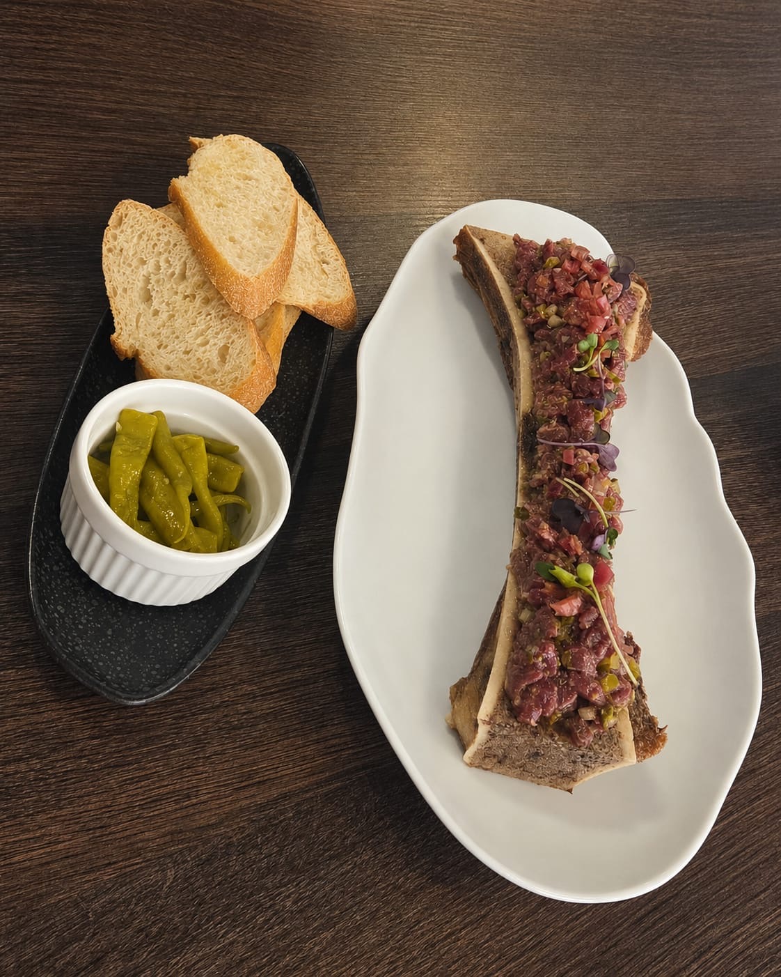 Steak tartar de picaña gallega sobre tuétano asado