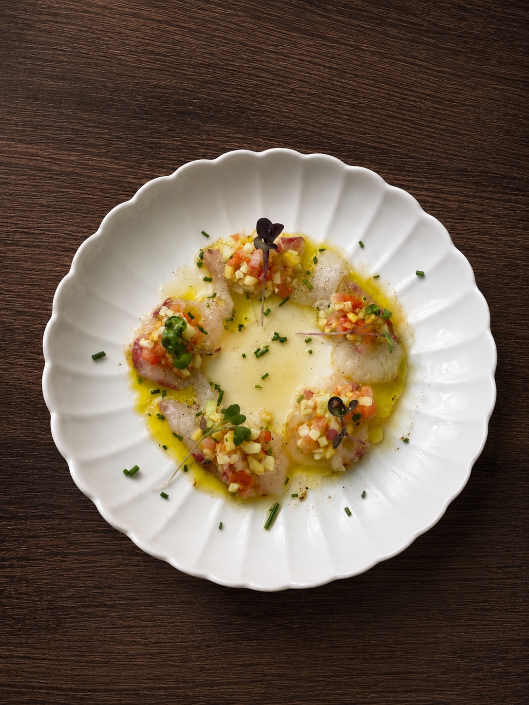 Tiradito de corvina con vinagreta acevichada