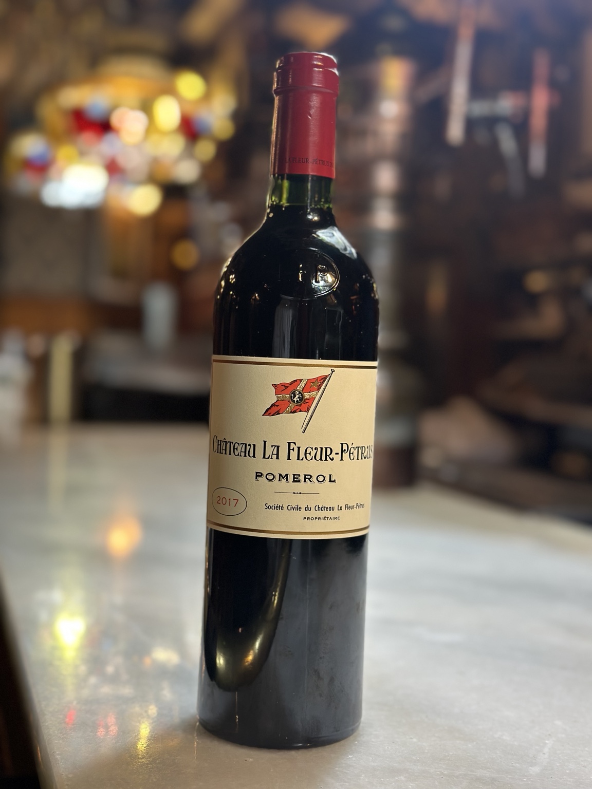 Botella de Château La Fleur-Pétrus 2017 en la barra de Plaza 30